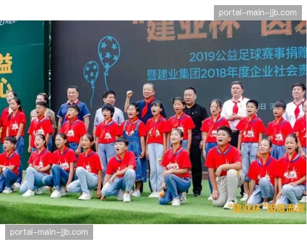 “足球公益行：中超俱乐部深入西部山区，捐赠足球装备与场地”