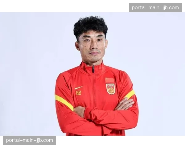 【2026年4月中超联赛·人物·特写特写:泰山队更衣室内,39岁老将郑智为年轻球员讲解战术